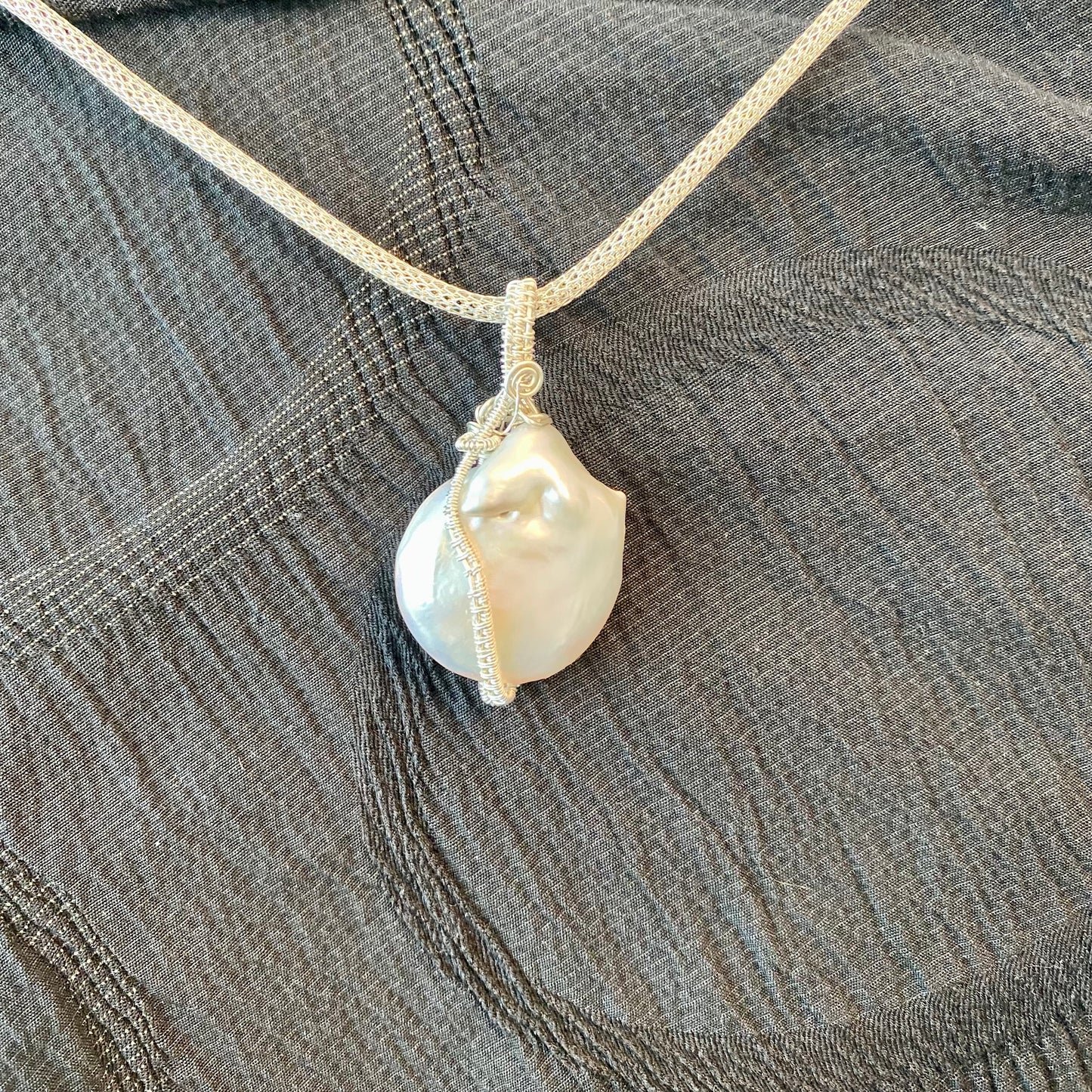 Eye Catching Luxurious Coin Pearl Pendant Necklace