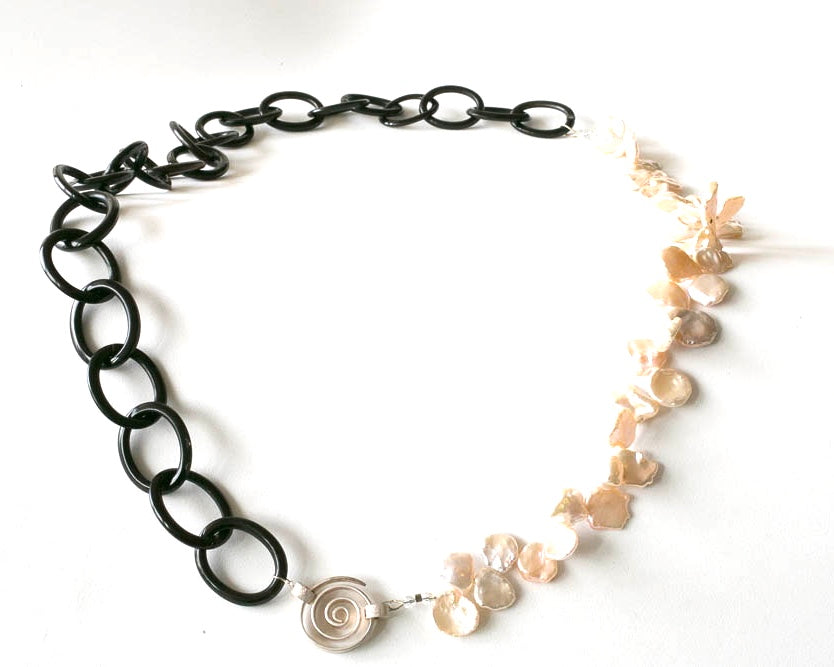 Half black horn chain and half keshi pearl make this necklace truly unique. 