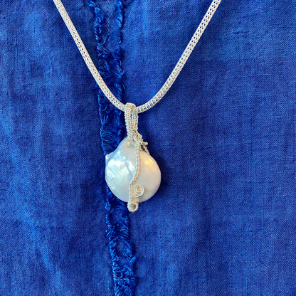 Eye Catching Luxurious Coin Pearl Pendant Necklace
