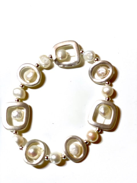 Freshwater pearls and silver bracelet