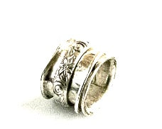 Sterling silver spinner ring with flower detail.